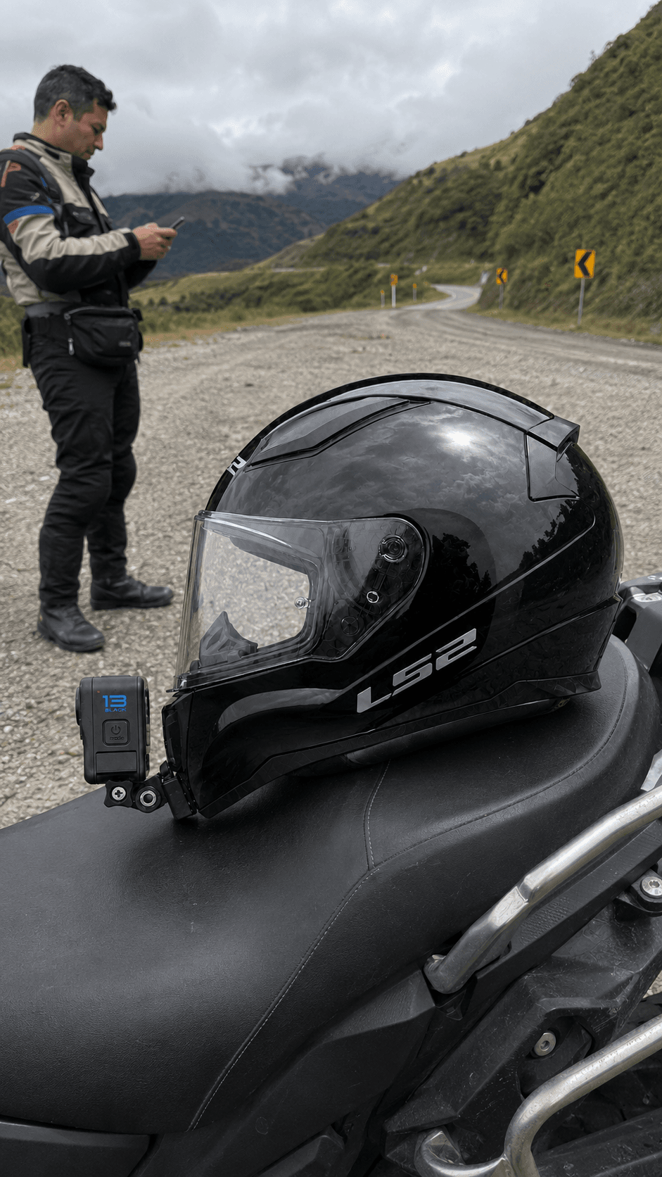 Casco con soporte KraftMount en carretera de montana con rider al fondo