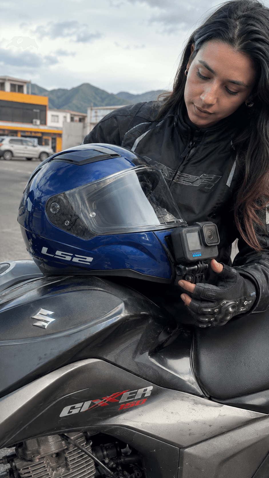 Rider ajustando soporte de menton KraftMount en casco azul