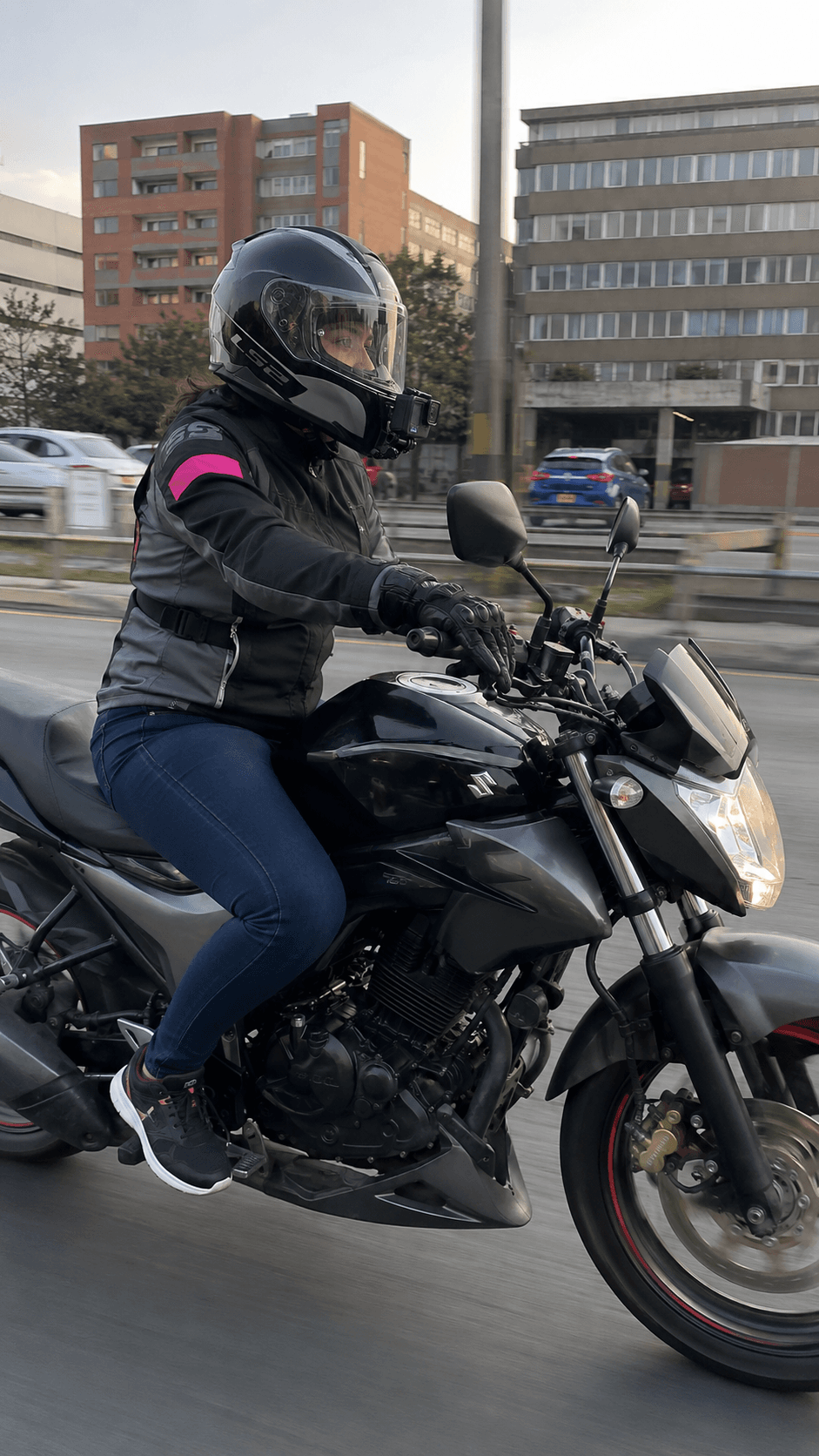 Rider urbano con camara montada en casco