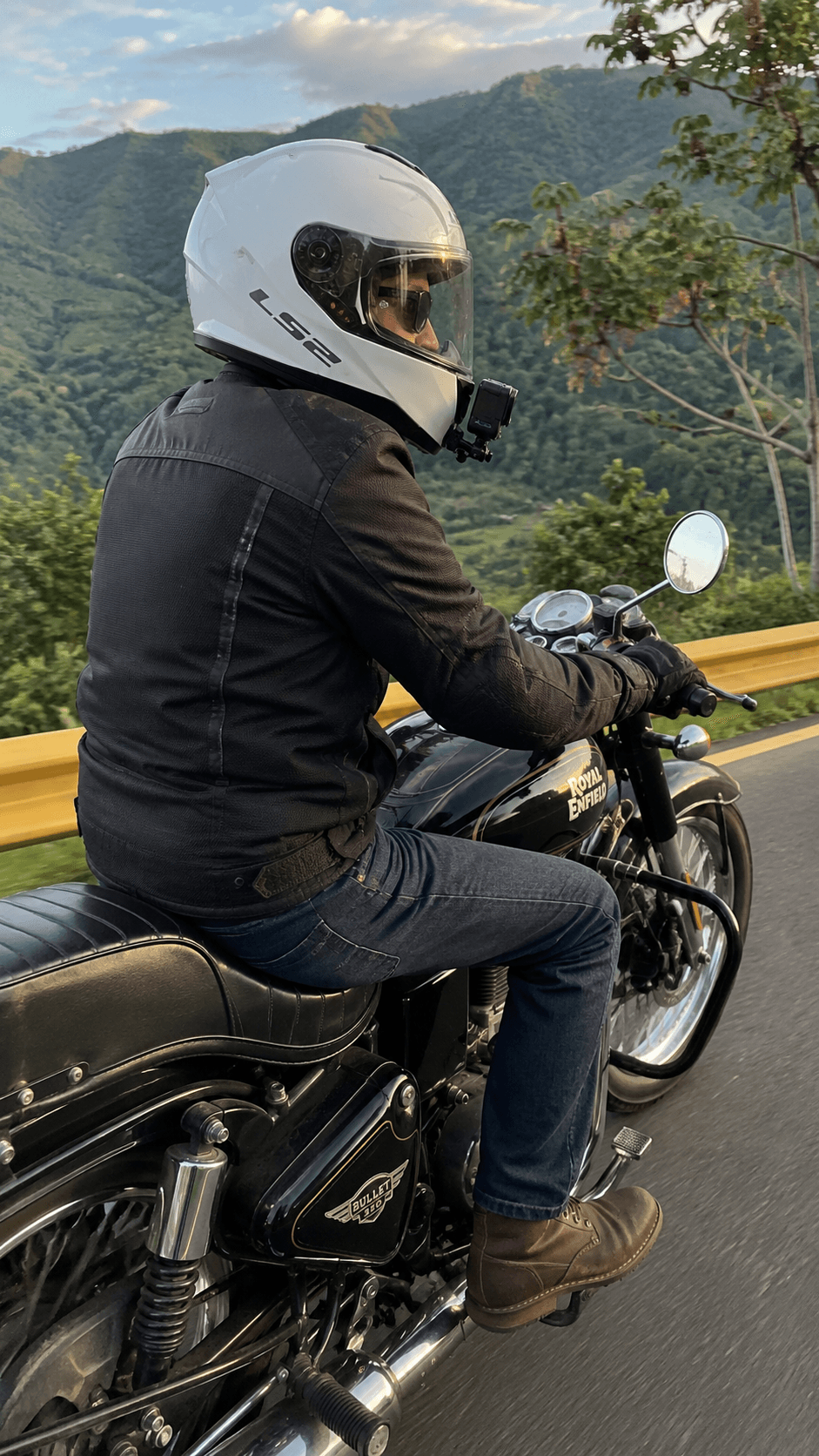 Rider en carretera con soporte de menton para camara de accion