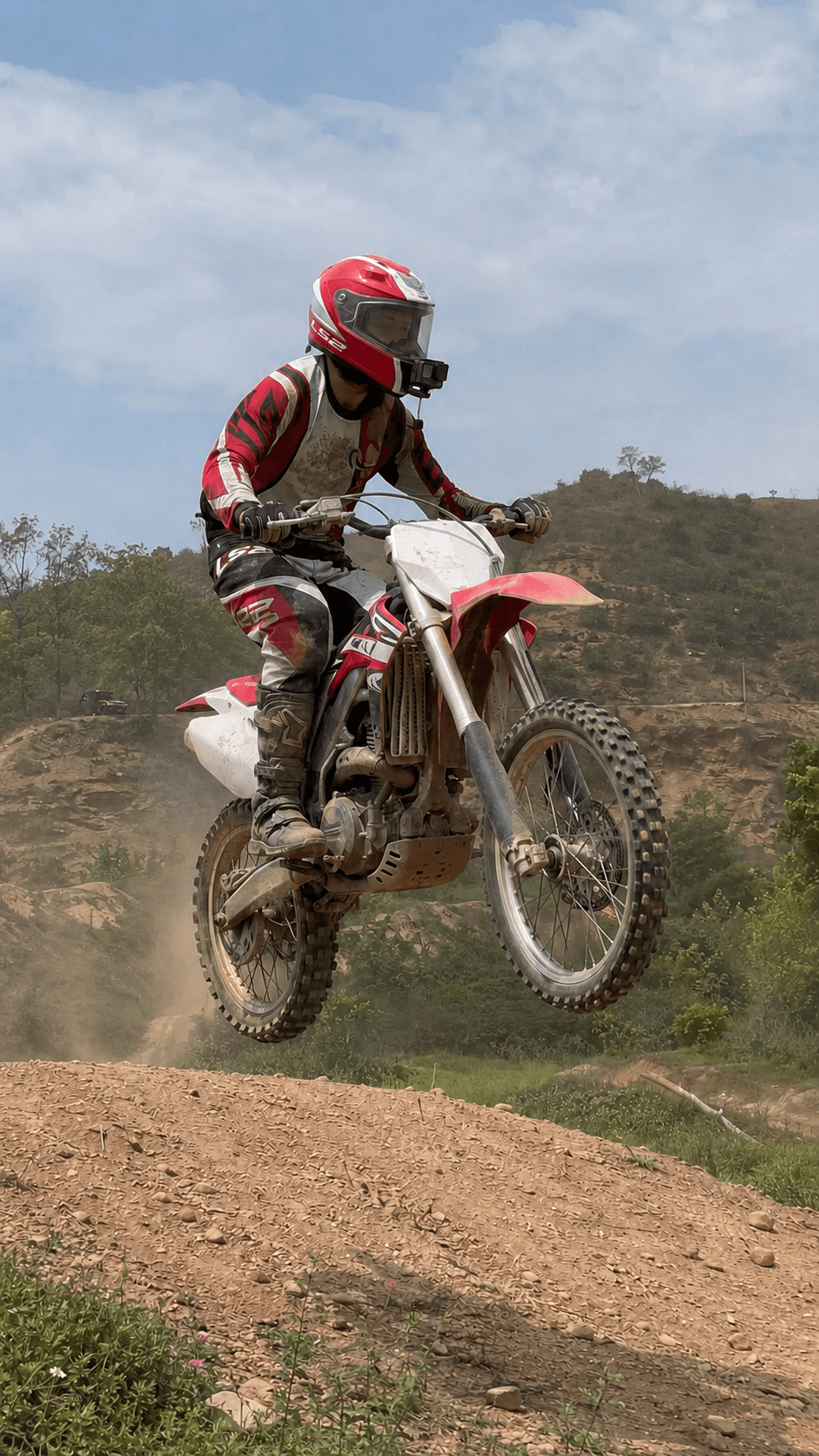 Rider de motocross saltando con soporte de menton KraftMount