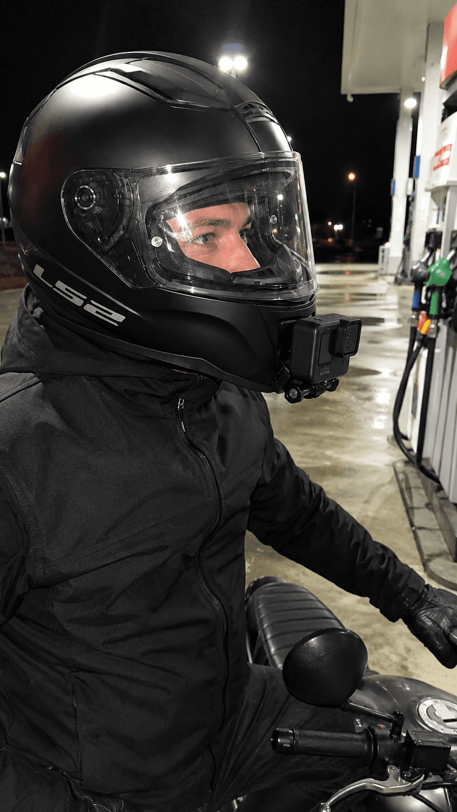 Rider de noche con soporte de menton para camara de accion