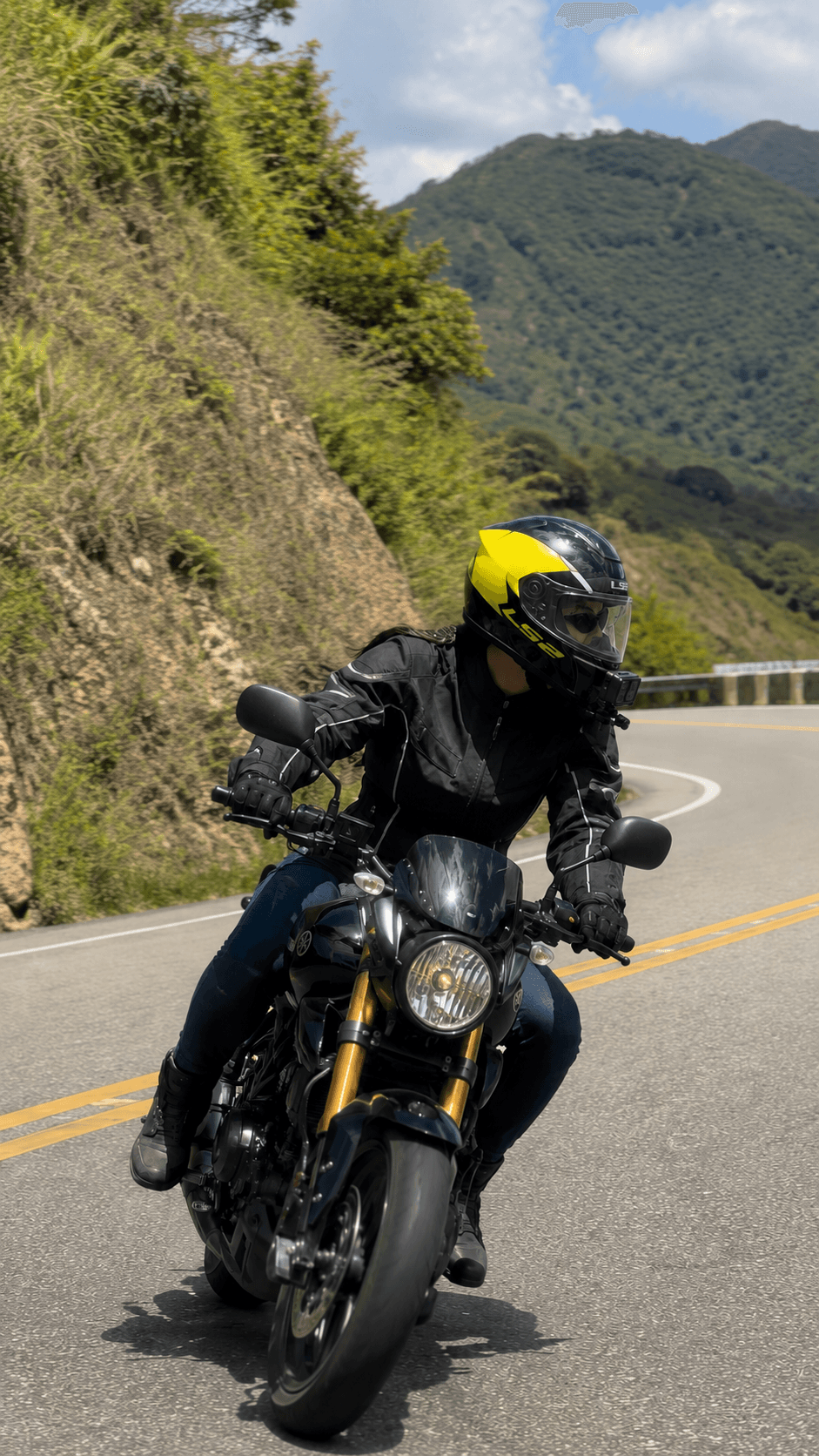 Rider en carretera de montana con soporte de menton KraftMount