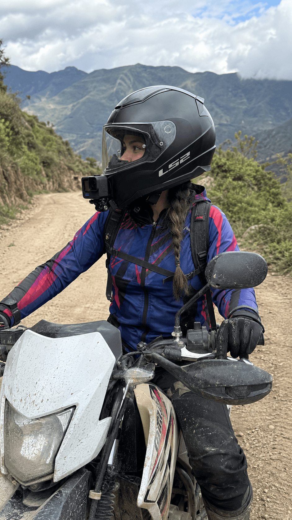 Rider en pista de motocross con camara en casco